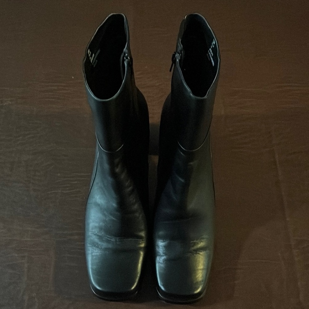Zippering black Cloudwalker boots! Zipper measures just shy of 9 inches.